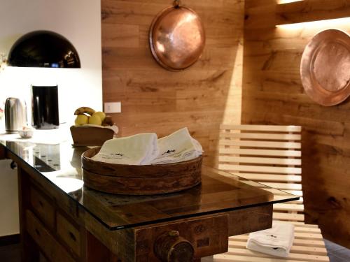 una cocina con una mesa con una cesta. en Europa Mountain Apartments en Alleghe