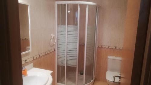 łazienka z prysznicem, umywalką i toaletą w obiekcie 10 mts de la Playa de Covas - Viveiro con piscina Resurrection fest w mieście Viveiro