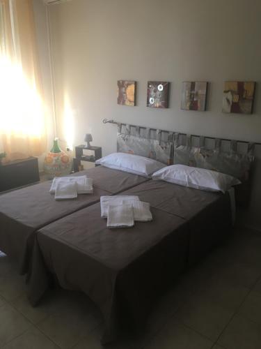 duże łóżko z dwoma ręcznikami na górze w obiekcie Casale 2020 w mieście Brindisi