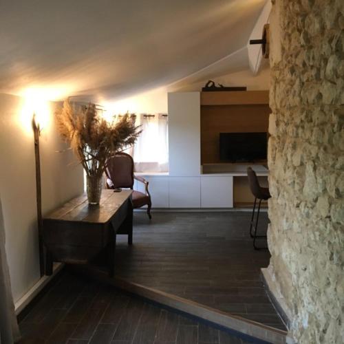 - un salon avec une table et une chambre avec un canapé dans l'établissement Gîte du banc de scie, à Ceton