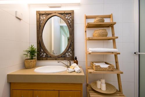 un baño con lavabo y espejo en Luminous Sea, en Haifa