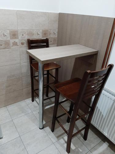 a table and two chairs and a table and a table and chairs at Apartmani Radulović in Vrnjačka Banja
