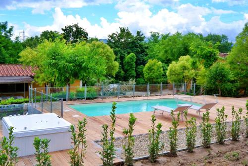 uma piscina num quintal com cerca e árvores em Villa Pongina with private pool em Montevarchi