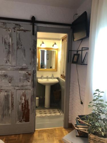 uma casa de banho com um lavatório e um espelho em Hostal Arostegui em Garayoa
