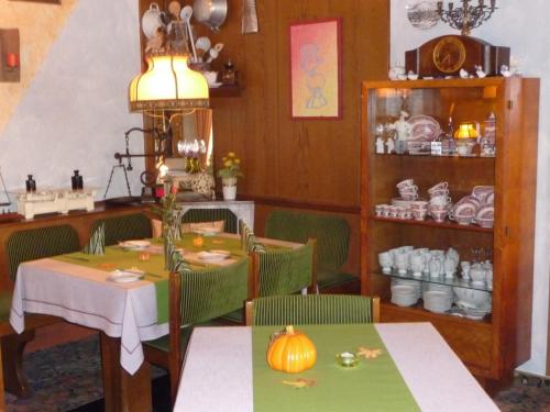 ein Esszimmer mit einem Tisch und einem Kürbis darauf in der Unterkunft Hotel-Garni-Sonnenlay in Bernkastel-Kues