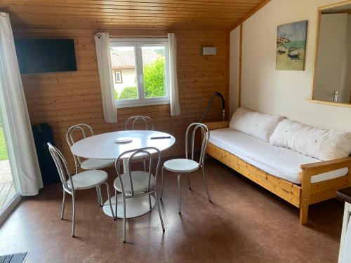 um quarto com um sofá, uma mesa e cadeiras em Gîte Les Refuges des Catieres em Amance