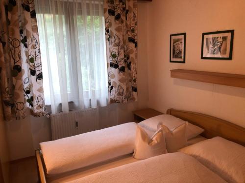 Ein Bett oder Betten in einem Zimmer der Unterkunft Ferienwohnung Hafner