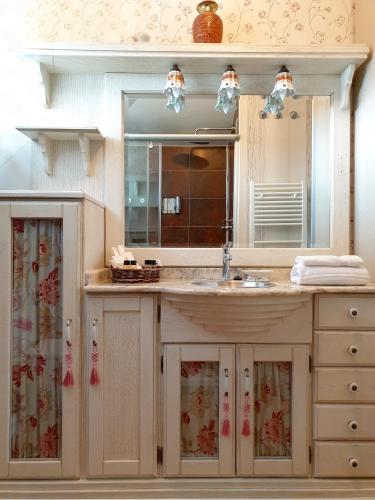 a bathroom with a sink and a mirror at Apartamento Dúplex Golf Rioja Alta in Cirueña