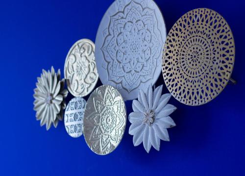 um grupo de placas com padrões neles em AMA Casa em Pisa