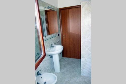 Baño con 2 lavabos y espejo en Appartamento Lidarno, en Lidarno