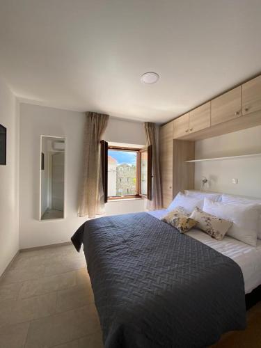 a bedroom with a large bed and a window at Casa Tilia in Šapjane
