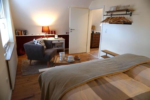 Un pat sau paturi într-o cameră la Tier- & kinderfreundliches Ferienhaus - KEINE MONTEURE