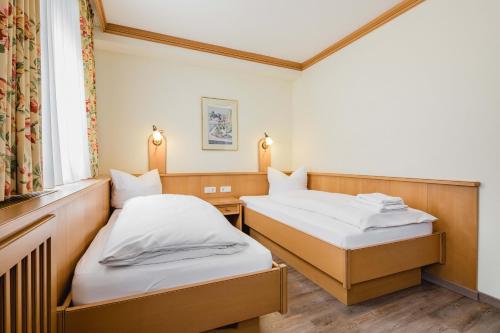 Postel nebo postele na pokoji v ubytování Hotel Bayrischer Löwe