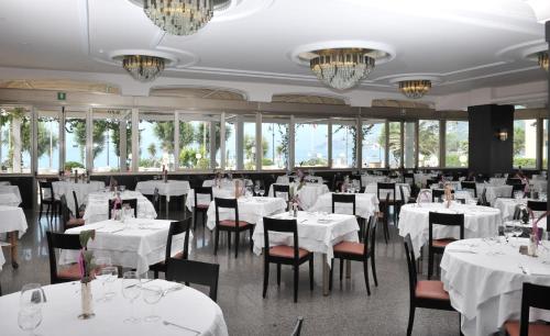 A restaurant or other place to eat at Hotel Pietra di Luna