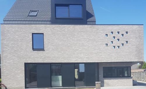 a building with birds on the side of it at B&B El Bayo in Ravels