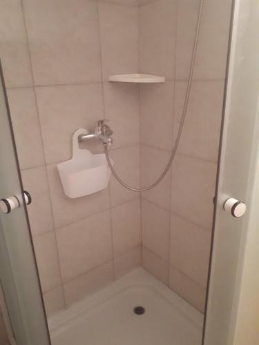 eine Dusche mit einem Schlauch im Bad in der Unterkunft Apartments Petra 23 in Mali Lošinj