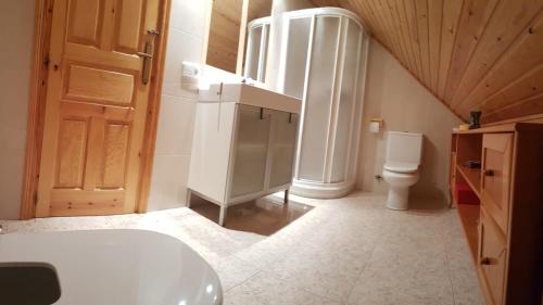 y baño con lavabo blanco y aseo. en Ático-Duplex Basa la Mora, en Saravillo