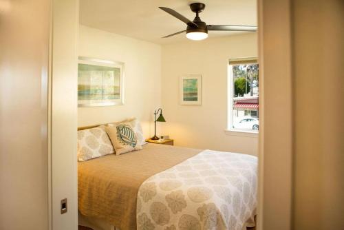 1 dormitorio con 1 cama y ventilador de techo en 90 San Luis Street Unit D, en Avila Beach