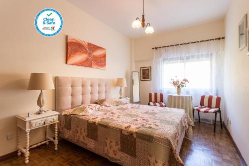 a bedroom with a bed and a window at Casa da Praia in Costa da Caparica