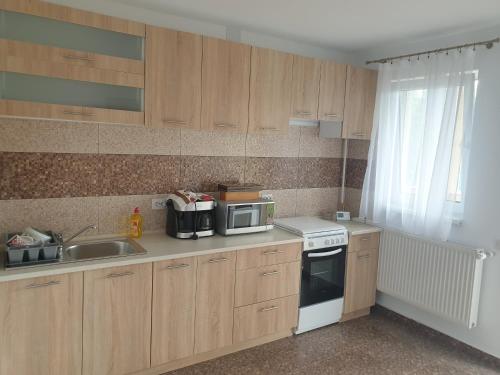 a small kitchen with a sink and a microwave at Casa Corina in Turda