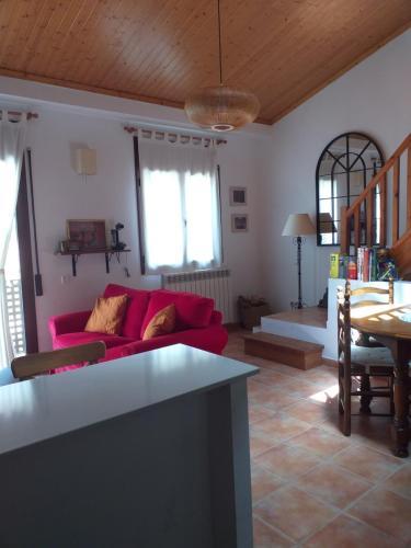 sala de estar con sofá rojo y mesa en Apartament FRESER II en Ribes de Freser