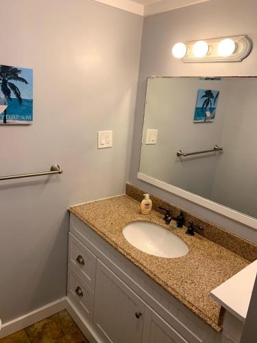 Ένα μπάνιο στο Tybeeland Steps to the Beach with Oceanviews, Beachside of Butler Ave