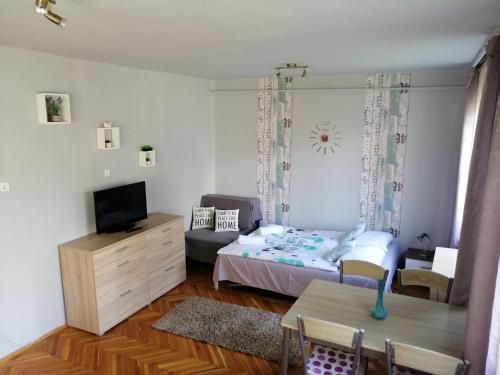 ハイドゥソボスローにあるMy Home Cibuka Apartman!の小さなベッドルーム(ベッド1台、テレビ付)