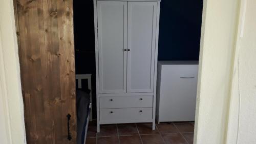 Habitación con armario con armarios blancos. en Bungalow(hälfte) Vorderdeck, Ahlbeck (Usedom), en Ahlbeck