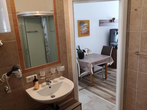 uma casa de banho com um lavatório e uma mesa em Villa Toscana em Steyr