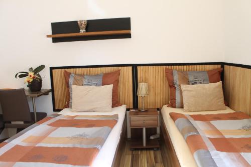 two beds sitting next to each other in a room at Villa Toscana in Steyr
