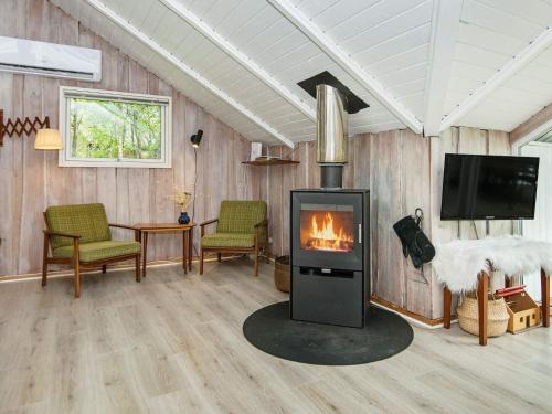 Il comprend un salon avec une cheminée et une télévision. dans l'établissement 8 person holiday home in Toftlund, à Toftlund