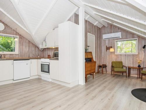 Kuchyň nebo kuchyňský kout v ubytování 8 person holiday home in Toftlund