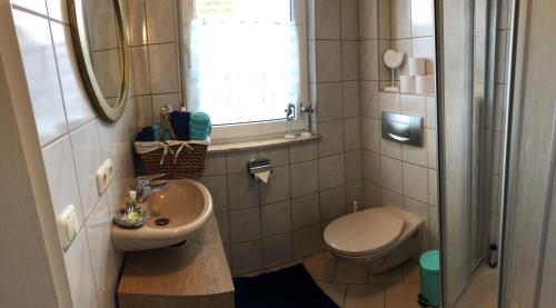 Baño pequeño con aseo y lavamanos en Ferienhäusle JoNa en Gunzenhausen