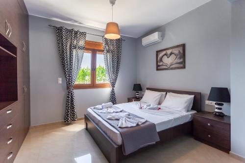 une chambre avec un lit et une fenêtre dans l'établissement Garden house, à Kremasti