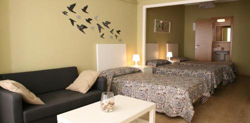 salon z 2 łóżkami i kanapą w obiekcie Casa Matías w mieście Sarria