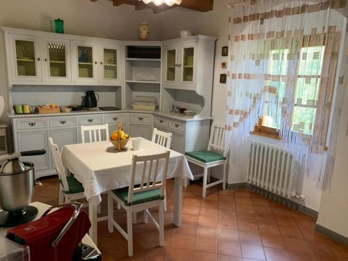 cocina con mesa y sillas en una habitación en B&B villa bianca, en SantʼAgata