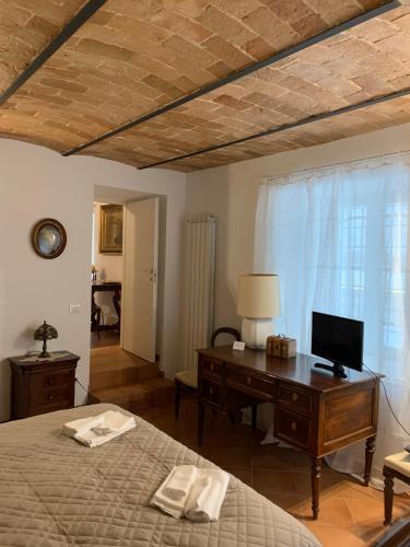 A television and/or entertainment centre at La Casa Di Ago