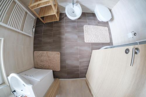 een kleine badkamer met een toilet en een wastafel bij Villa Melody in Bohinj