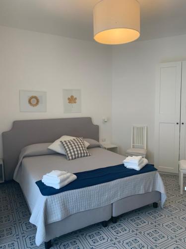 una camera da letto con un letto e due asciugamani di Angelina Apartments Amalfi Coast a Maiori
