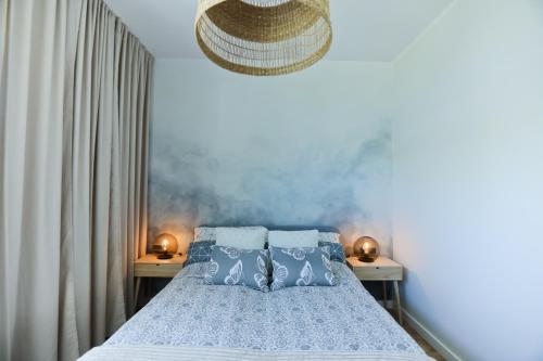 Een bed of bedden in een kamer bij M&K Apartamenty - Przytulny