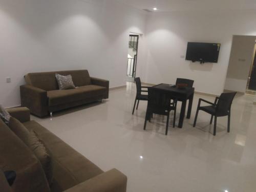 An Nāmī的住宿－Ras Alkhyran Resort عائلات فقط，客厅配有沙发和桌子