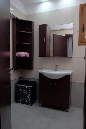 une salle de bain avec un lavabo et un miroir dans l'établissement Garden house, à Kremasti