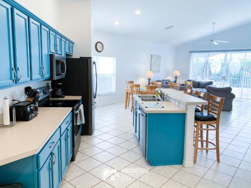 Η κουζίνα ή μικρή κουζίνα στο Affordable Luxury Home Near Walt Disney World - Sunshine Villa at Glenbrook Resort, Orlando, Florida