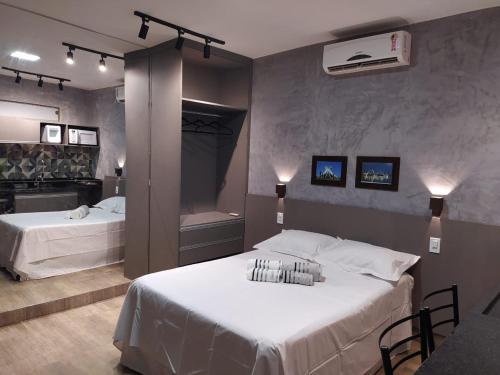 um quarto de hotel com duas camas e um aquecedor de quarto em KIT/LOFT - MUITO PRÓXIMA AO AEROPORTO DE BRASÍLIA em Brasília