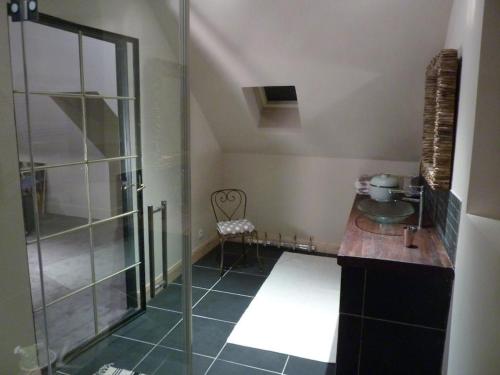 La salle de bains est pourvue d'une douche avec une porte en verre. dans l'établissement Chambres d'Hôtes La Maison, à Rouen