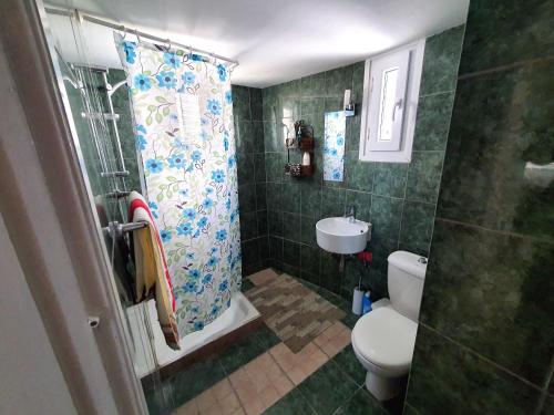 Un baño con ducha, inodoro y lavabo. en Poseidon 51 - Beachfront Two Bedroom Apartment, en Pafos