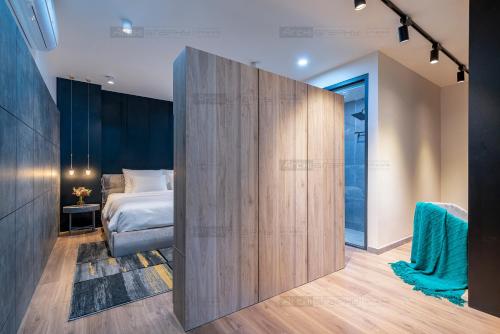 um quarto com uma cama e uma grande parede de madeira em ELITE HOME em Tuy Hoa
