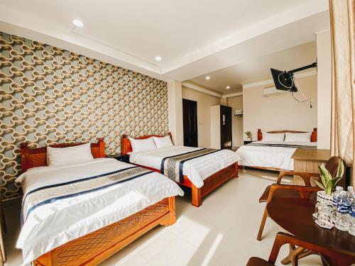 Giường trong phòng chung tại NGOC LINH MOTEL