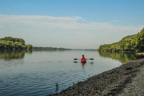 a person in a kayak on a river at Golden Beach Apartment in Chlʼaba