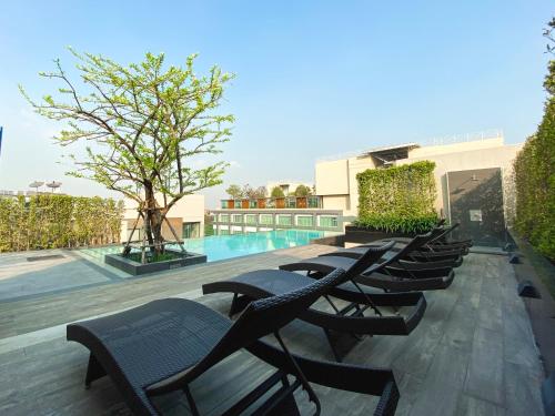 Hồ bơi trong/gần Alix Bangkok Hotel
